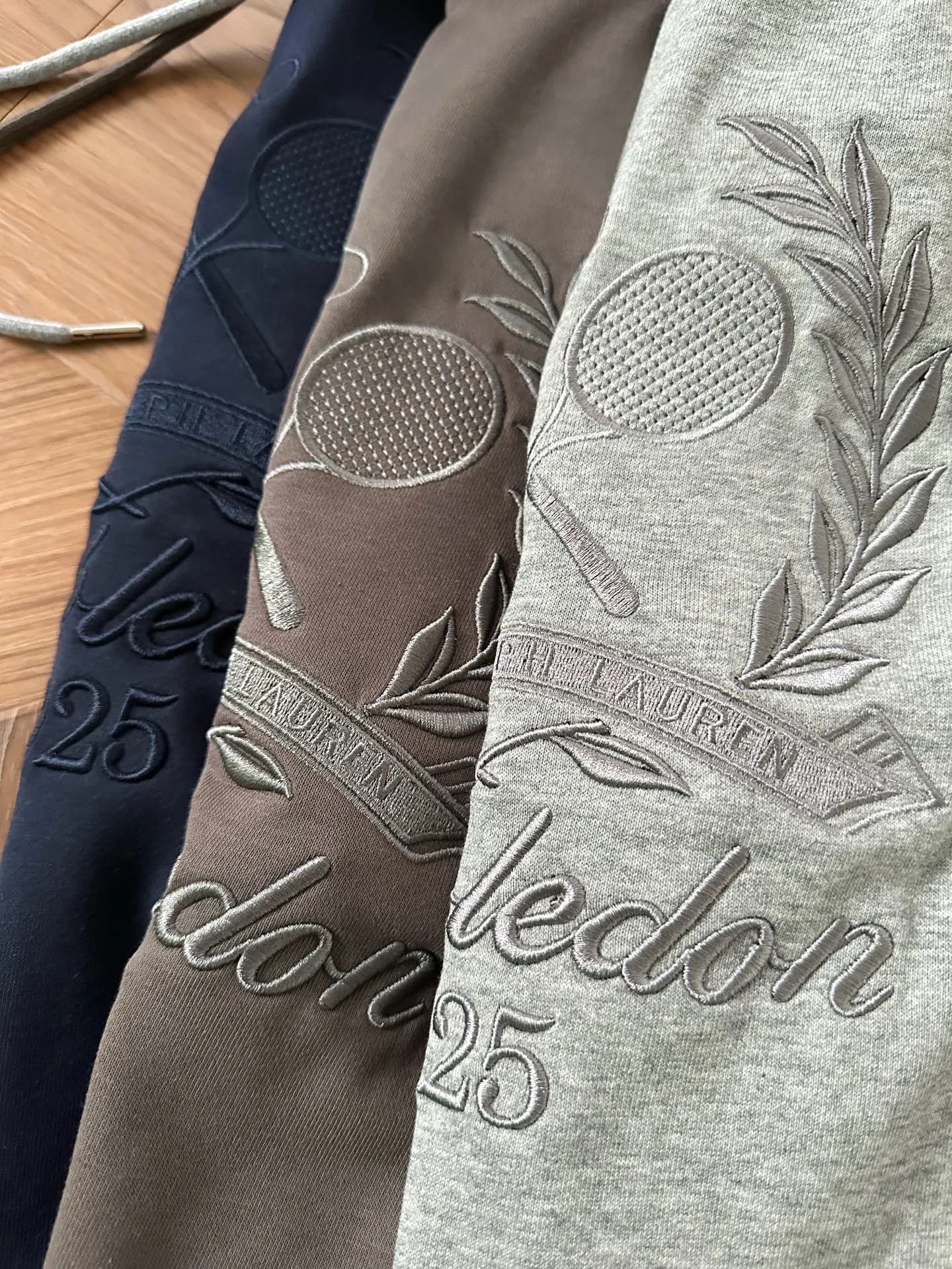 P230 Style No.: RL022] RalphLauren/Ralph Lauren 2025 new large-scale embroidered hooded sweatshirt for autumn and winter. Ralph Lauren's age-reducing item. The coat fabric is made of 60% cotton➕40% polyester. It not only retains the softness, comfort and breathability of cotton, but also adds the wear resistance and wrinkle resistance of polyester fiber, making the clothes more durable and easy to care for. Even in slightly cooler weather, you won't feel stuffy when wearing it. This kind of fabric has a natural crisp feel and is not easy to pill or deform. Hooded design effectively improves thermal insulation performance. The embroidery on the chest and the fabric are of the same color. The colors are full, three-dimensional and lifelike, adding a bit of liveliness and interest to the whole sweatshirt. There is no pressure to dress, regardless of age or gender. Complete accessories! Color: navy, black, floral gray Size: S-xL S shoulder width 53 bust 110 length 67 sleeve length 58 M shoulder width 54 bust 114 length 69 sleeve length 59 L shoulder width 55 bust 118 length 71 sleeve length 60 xL shoulder width 56 bust 122 length 73 sleeve length 61